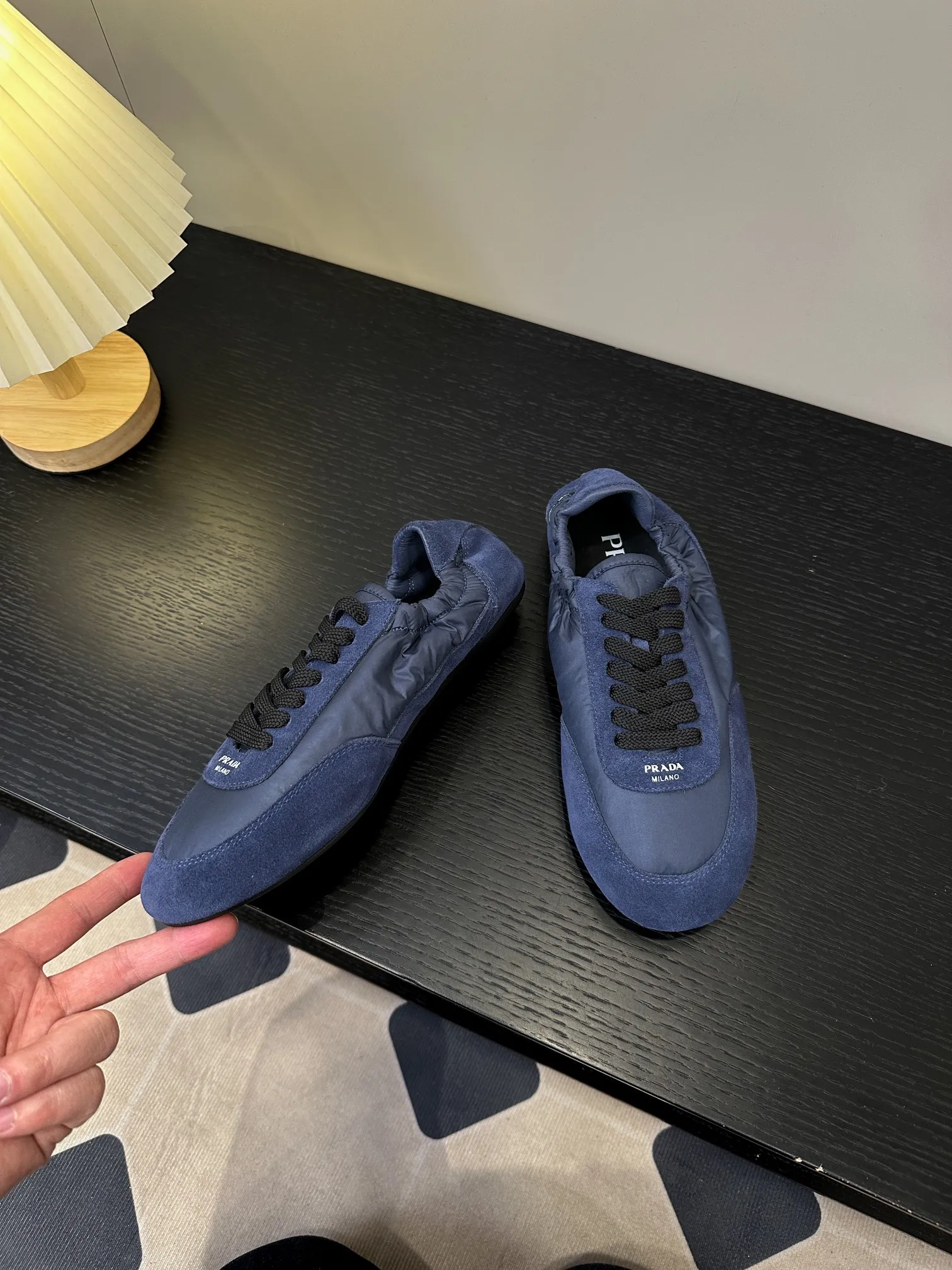 👟👟Ex-factory price 420👟👟 💠𝐏𝐑𝐀𝐃𝐀#Prada catwalk style lightweight thin-soled new moral training shoes casual shoes💠 outsole molded TPU❣️not made of rubber! The suede upper is textured, and the inner sheepskin is wrapped, which is soft and waxy. The insole is thickened with lambskin, which is extremely comfortable to step on, has a sense of support, and feels well wrapped. The shoe shape is full of wrapping, light, easy to wear, and practical. It is a casual shoe that makes you taller and longer legs! White is clean and refreshing, needed all year round, and can be easily worn with skirts and trousers. Upper: imported suede/original molded fabric. Lining: sheepskin. Outsole: TPU outsole! Different from cheap rubber soles on the market! Code number: 35-40 (40 customized)